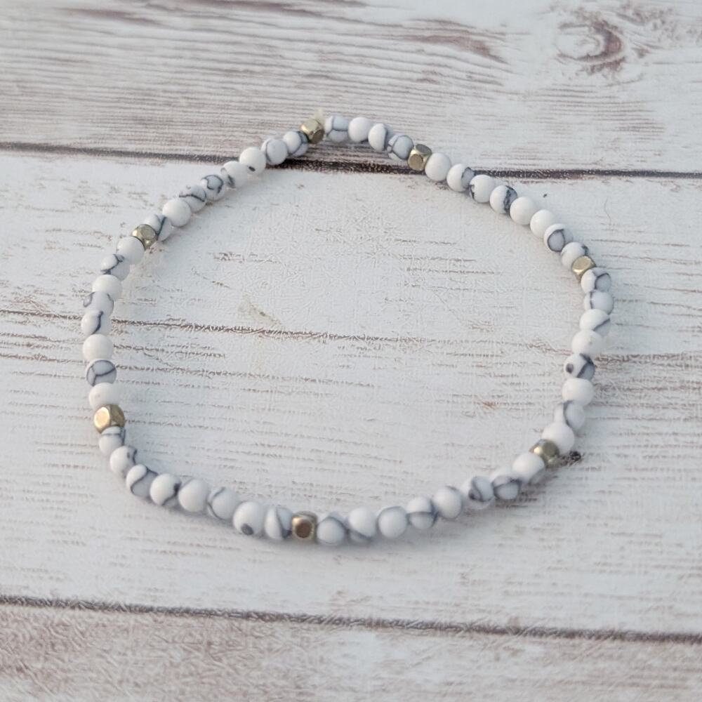Vintage Stretch Bracelet - Thin Marbled Look & Gold Tone Beads